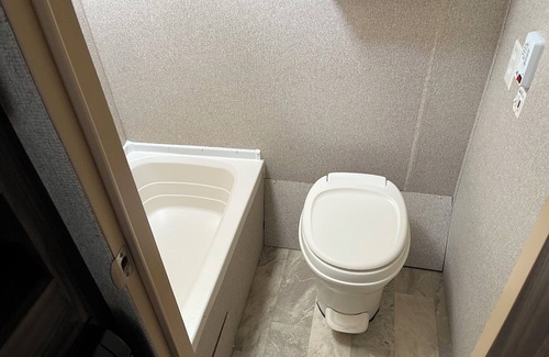 Jacksonville House | Fabulous RV with AC in Jacksonville -one queen bed and bunk beds for two