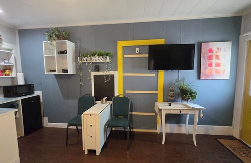 Denton Apartment | Fabulous studio Apartment few blocks from UNT. Centrally located