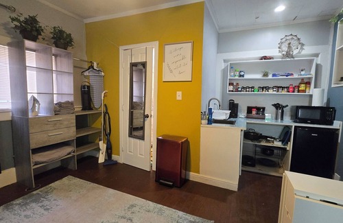 Denton Apartment | Fabulous studio Apartment few blocks from UNT. Centrally located