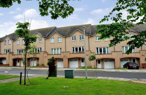 Central Aberdeen Apartment | Fabulous Townhouse Near Beach, city and Sports