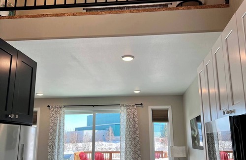 Fairbanks House | Fairbanks Alaska Short-Term Rental Waterfront Home Convenient Aurora Viewing