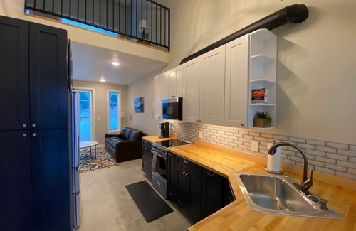 Fairbanks House | Fairbanks Alaska Short-Term Rental Waterfront Home Convenient Aurora Viewing