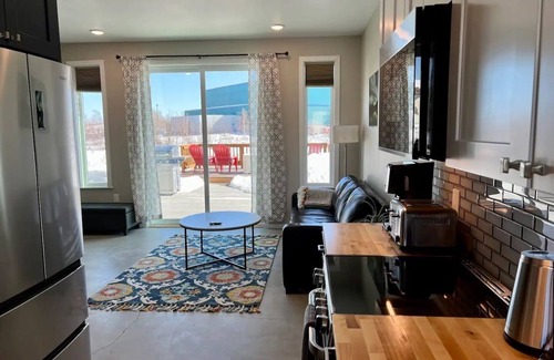 Fairbanks House | Fairbanks Alaska Short-Term Rental Waterfront Home Convenient Aurora Viewing