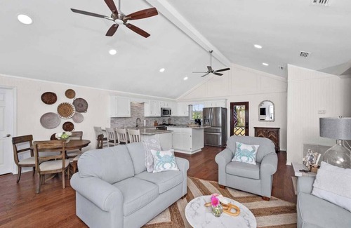 Alabama Gulf Coast Cottage | Fairhope Bay Cottage/Waterfront/Fishing pier/Glass sunroom with amazing sunset views