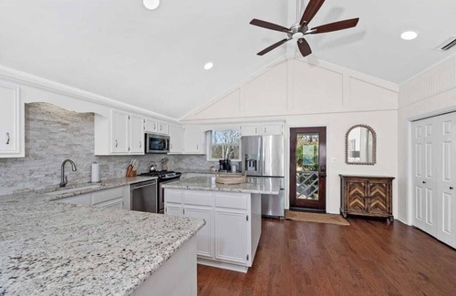 Alabama Gulf Coast Cottage | Fairhope Bay Cottage/Waterfront/Fishing pier/Glass sunroom with amazing sunset views