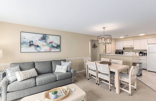 Acme Condo | ⛳ Fairway View Retreat @ Grand Traverse Resort | 2 Suites + Golf Deck + Champagne Welcome ➠ 5166