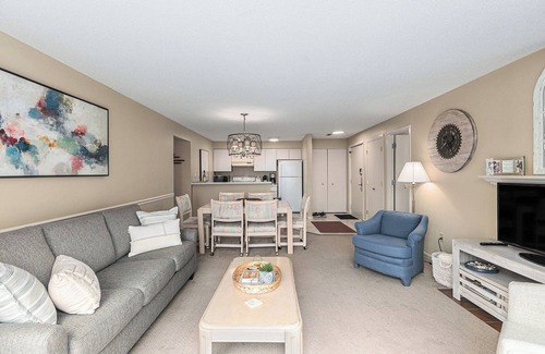 Acme Condo | ⛳ Fairway View Retreat @ Grand Traverse Resort | 2 Suites + Golf Deck + Champagne Welcome ➠ 5166