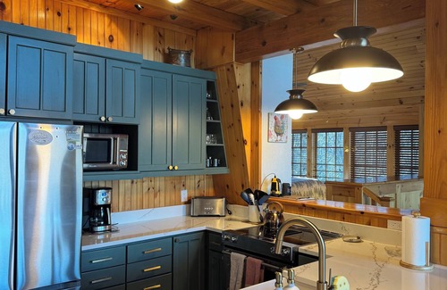 Black Mountain Cabin | Fairytale 3-bedroom cabin in lovely Black Mountain with Views, WiFi, Hot Tub