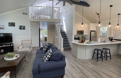 Union Pier House | Fall 2 nt min Private heated pool hot tub large deck blocks to Berrien beach
