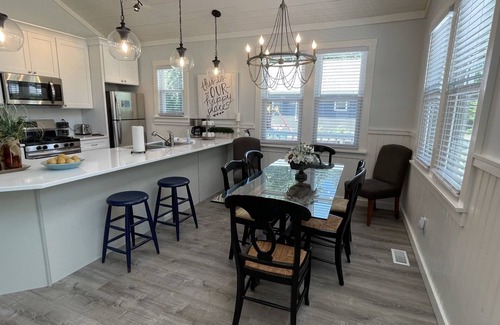 Union Pier House | Fall 2 nt min Private heated pool hot tub large deck blocks to Berrien beach