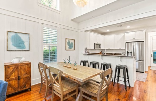 Forest District House | Fall Availability! Royal Retreat - Forest District! Gas Grill! Carriage House!