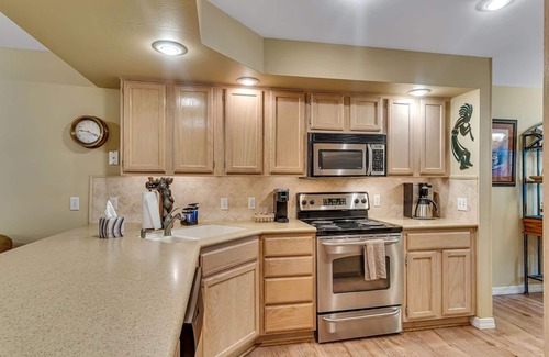 Table Rock Condo | Fall Bliss: Cozy 2BD/2BA Condo w/Sunroom & Golf, Steps to Dining