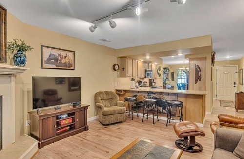 Table Rock Condo | Fall Bliss: Cozy 2BD/2BA Condo w/Sunroom & Golf, Steps to Dining