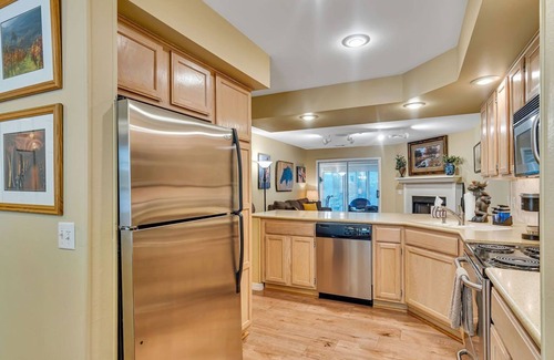 Table Rock Condo | Fall Bliss: Cozy 2BD/2BA Condo w/Sunroom & Golf, Steps to Dining