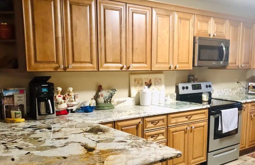 Charter Hills House | Fall Colors/Amazing Deck w/Fireplace & TV/Hiking/Skiing/Wineries/Pets