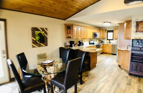 Charter Hills House | Fall Colors/Amazing Deck w/Fireplace & TV/Hiking/Skiing/Wineries/Pets