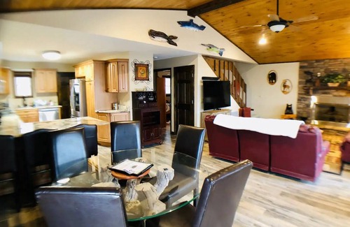 Charter Hills House | Fall Colors/Amazing Deck w/Fireplace & TV/Hiking/Skiing/Wineries/Pets