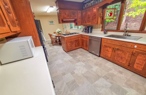 West Jefferson Cabin | Fall Colors + Cozy Cabins = Your Perfect October Retreat @ Grapevine Retreat