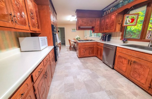 West Jefferson Cabin | Fall Colors + Cozy Cabins = Your Perfect October Retreat @ Grapevine Retreat