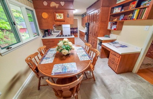 West Jefferson Cabin | Fall Colors + Cozy Cabins = Your Perfect October Retreat @ Grapevine Retreat