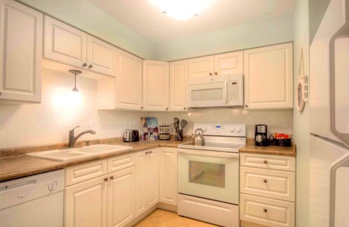 Demere Park Condo | FALL DISCOUNT! GROUND FLOOR-WALK TO VILLAGE SHOPS- CLOSE TO BEACH- DOG FRIENDLY
