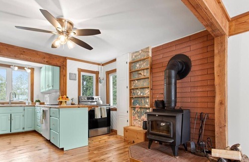 Tiny Cottage | Fall Getaway Minutes to Beach, Trails and Awenda!