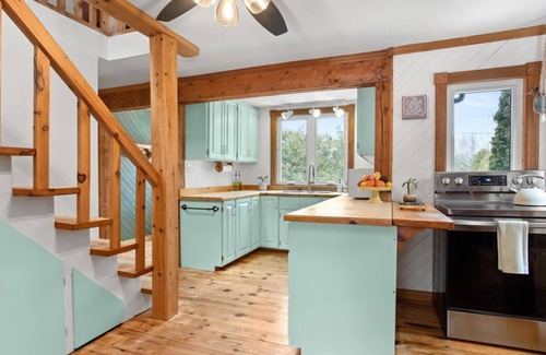 Tiny Cottage | Fall Getaway Minutes to Beach, Trails and Awenda!