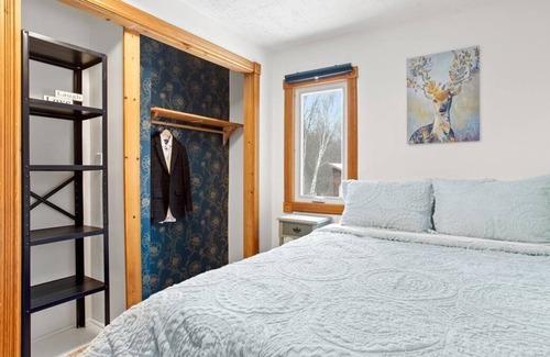 Tiny Cottage | Fall Getaway Minutes to Beach, Trails and Awenda!
