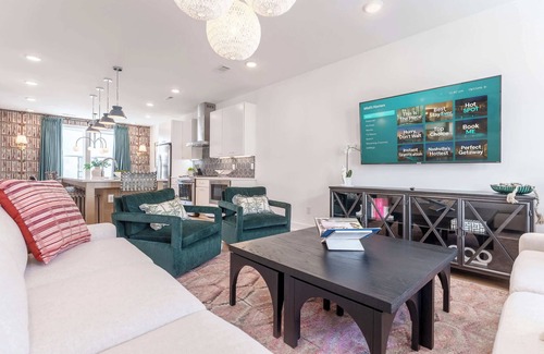 Talbot's Corner House | Fall hot tub, skyline deck, chef's kitchen near Broadway and Nissan Stadium