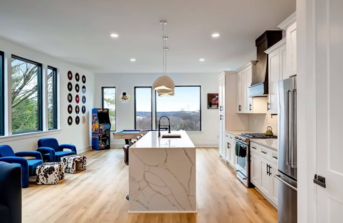 Hurwood Heights House | Fall hot tubs, rooftop decks, game rooms, sauna near Broadway & Geodis Park