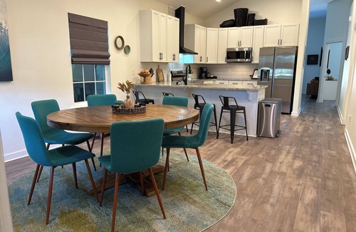 South Pensacola Cottage | Fall in love w/downtown Pensacola! Spacious modern cottage for you and your pup!