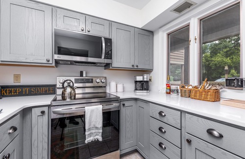 The Galena Territory Condo | Fall into Lake Views! King Bed, Screened Porch & Fireplace – Guest Favorites!