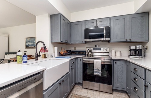 The Galena Territory Condo | Fall into Lake Views! King Bed, Screened Porch & Fireplace – Guest Favorites!