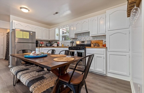 Dennis Cottage | Fall Nights, Lake Views & Cozy Fires Await! – 6th Night FREE!