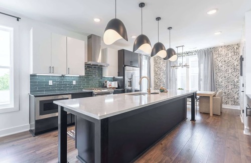 Talbot's Corner House | Fall rooftop fire pit, skyline views, chef’s kitchen near Broadway