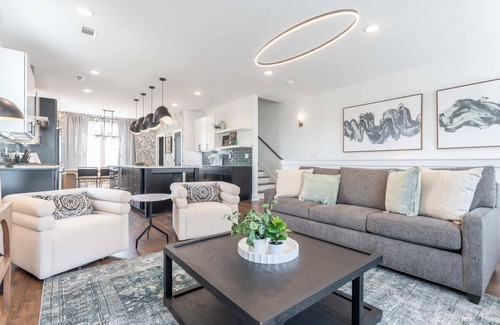 Talbot's Corner House | Fall rooftop fire pit, skyline views, chef’s kitchen near Broadway