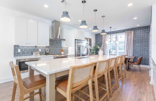 Talbot's Corner House | Fall rooftop hot tub, skyline views, private garage near Broadway