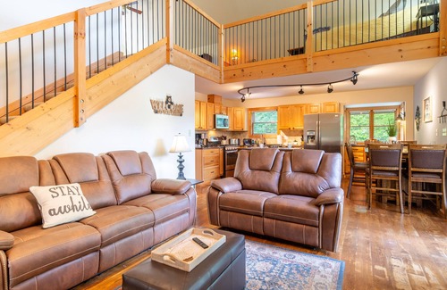 Wears Valley Cabin | Fall Sale - Mountain view, game room, theater, fire pit & hot tub near park!