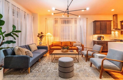 Hadley - Washington House | Fall skyline rooftop decks, karaoke garage, game room near Broadway