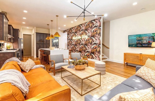 Hadley - Washington House | Fall skyline rooftop decks, karaoke garage, game room near Broadway