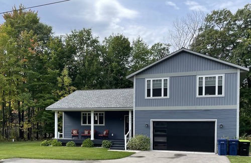 Traverse City House | FALL SPECIAL: Book 2 nights ~ get 1 FREE! NOV-APRILnSlps 14 Near dwntwn. CLEAN!
