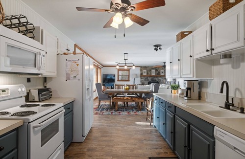 Granbury Cottage | Fall Special!~Lake Home w Swing at Dock. Stocked kitchen, KING Bed, Photo Opp