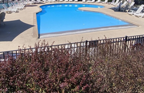 Hollister Cottage | FALL SPECIALS 🍁🎄 Cottage 🏡Private Hot Tub, 💦2 POOLS, Grill & 2 masters down