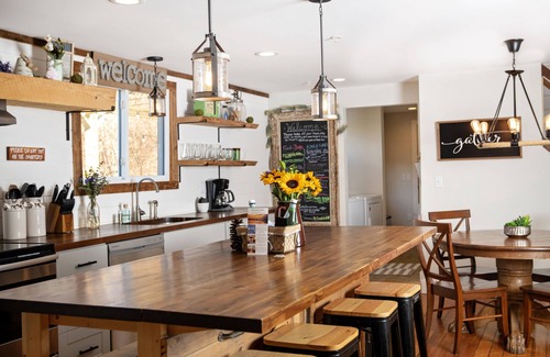 Colrain House | FaLL Western Mass Getaway-Airhockey-Firepit