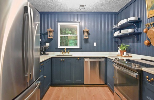 Ellijay Cottage | Falling Leaves & Creekside Dreams! Fireplace, Sunroom, 10 min to Ellijay!