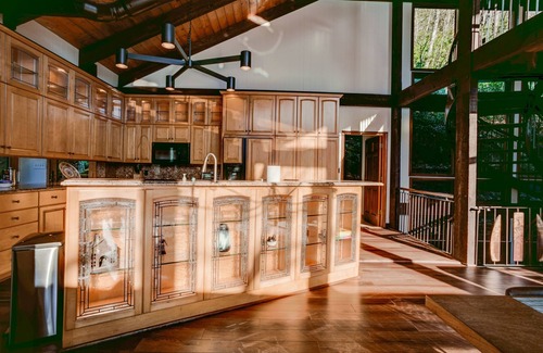 Burnsville House | Falling Water Lodge | Gorgeous 5BR Mountaintop Lodge