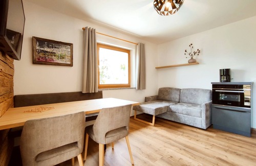 Caines Apartment | Familien-appartement mit Zwei Balkonen und Naturbadeteich, in der Nähe von Meran