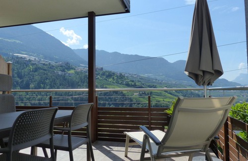 Caines Apartment | Familien-appartement mit Zwei Balkonen und Naturbadeteich, in der Nähe von Meran