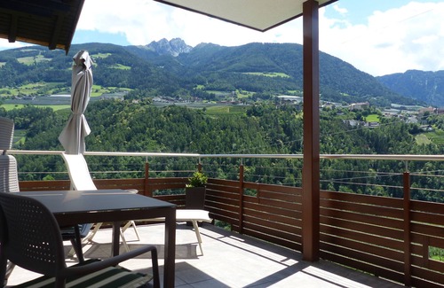 Caines Apartment | Familien-appartement mit Zwei Balkonen und Naturbadeteich, in der Nähe von Meran