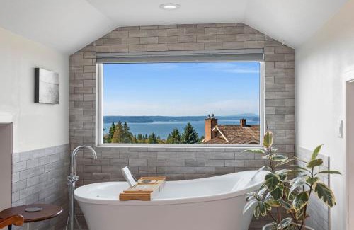 Fauntleroy House | Family Beachside Driftwood House 3BR Yard & Parking